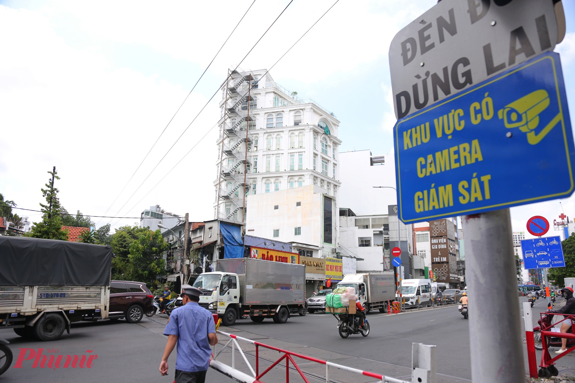 . Nhiều phương tiện từ các tuyến đường hẻm dân sinh bất chấp đèn tín hiệu, biển báo vượt đường ngang, dẫn đến ùn tắc giao thông thường xuyên tại khu vực này. 