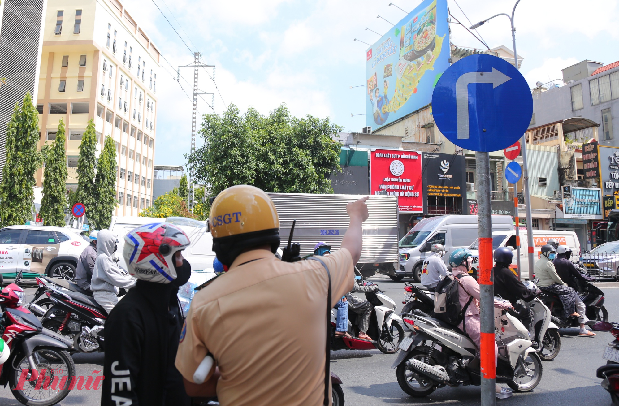 Một số người vi phạm thắc mắc vì sao chạy từ đường dân sinh rẽ trái băng qua đường sắt lại bị phạt và được CSGT dẫn tới biển báo hiệu lệnh giải thích thích theo quy định của pháp luật.