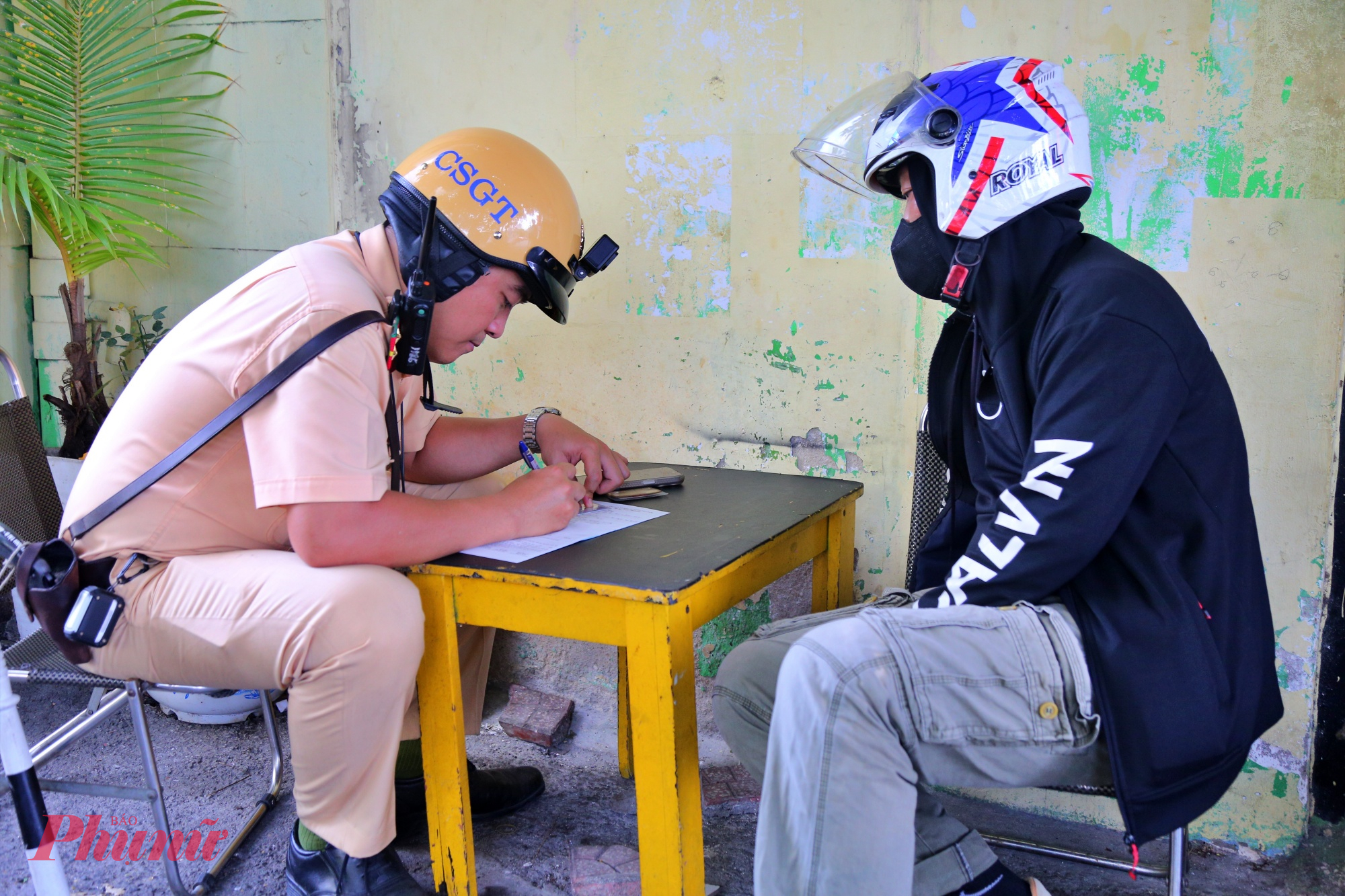 Tương tự, trong quá trình lập biên bản xử lý trường hợp trên, 2 người đi xe máy khác cũng bị CSGT phát hiện và xử lý với lỗi “Không chấp hành hiệu lệnh chỉ dẫn của biển báo khi điều khiển xe đi qua đường ngang”. 