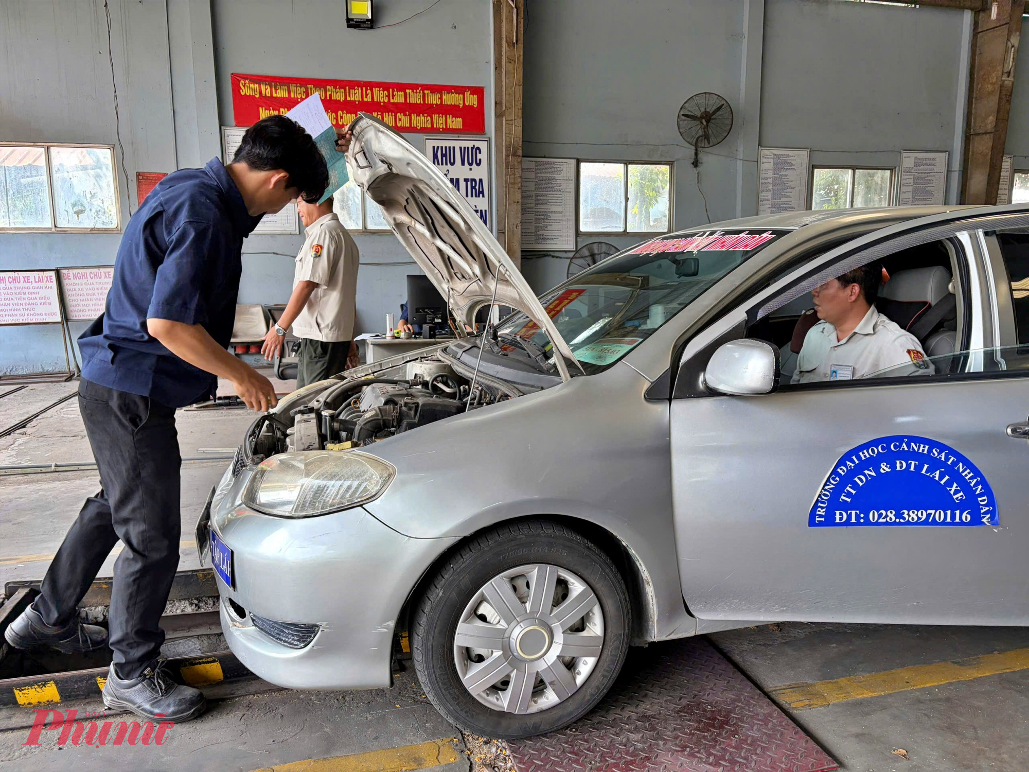 Nếu phát hiện xe bất thường khi đo khí thải, nhân viên phải dừng việc kiểm tra 