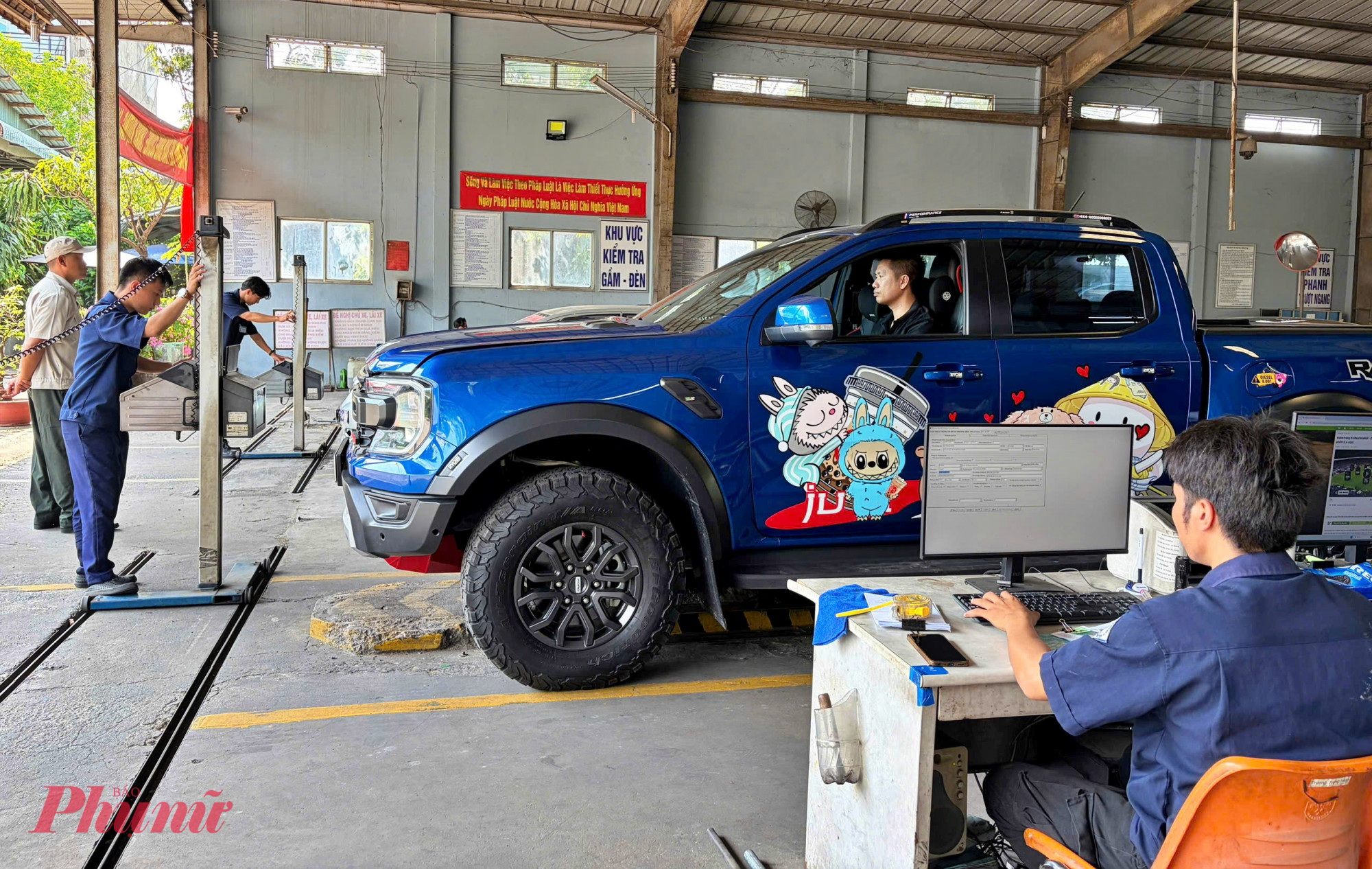 Kiểm tra khí thải tại Trung tâm đăng kiểm 50-03V đường Phú Châu, phường Tam Bình, TPHCM 