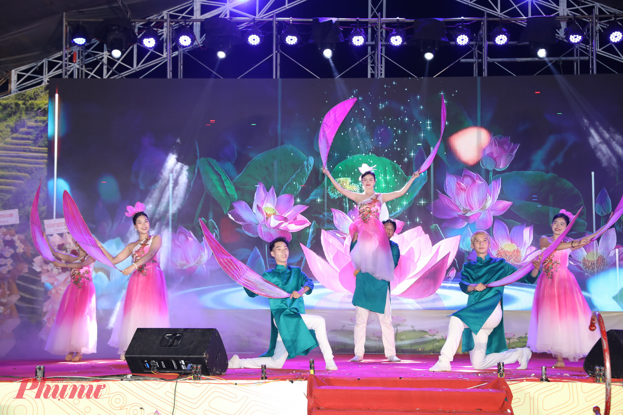 Ngay sau phần lễ là chương trình nghệ thuật đặc biệt với chủ đề ngợi ca Đảng, Bác Hồ và tình yêu quê hương - ảnh: T.H.