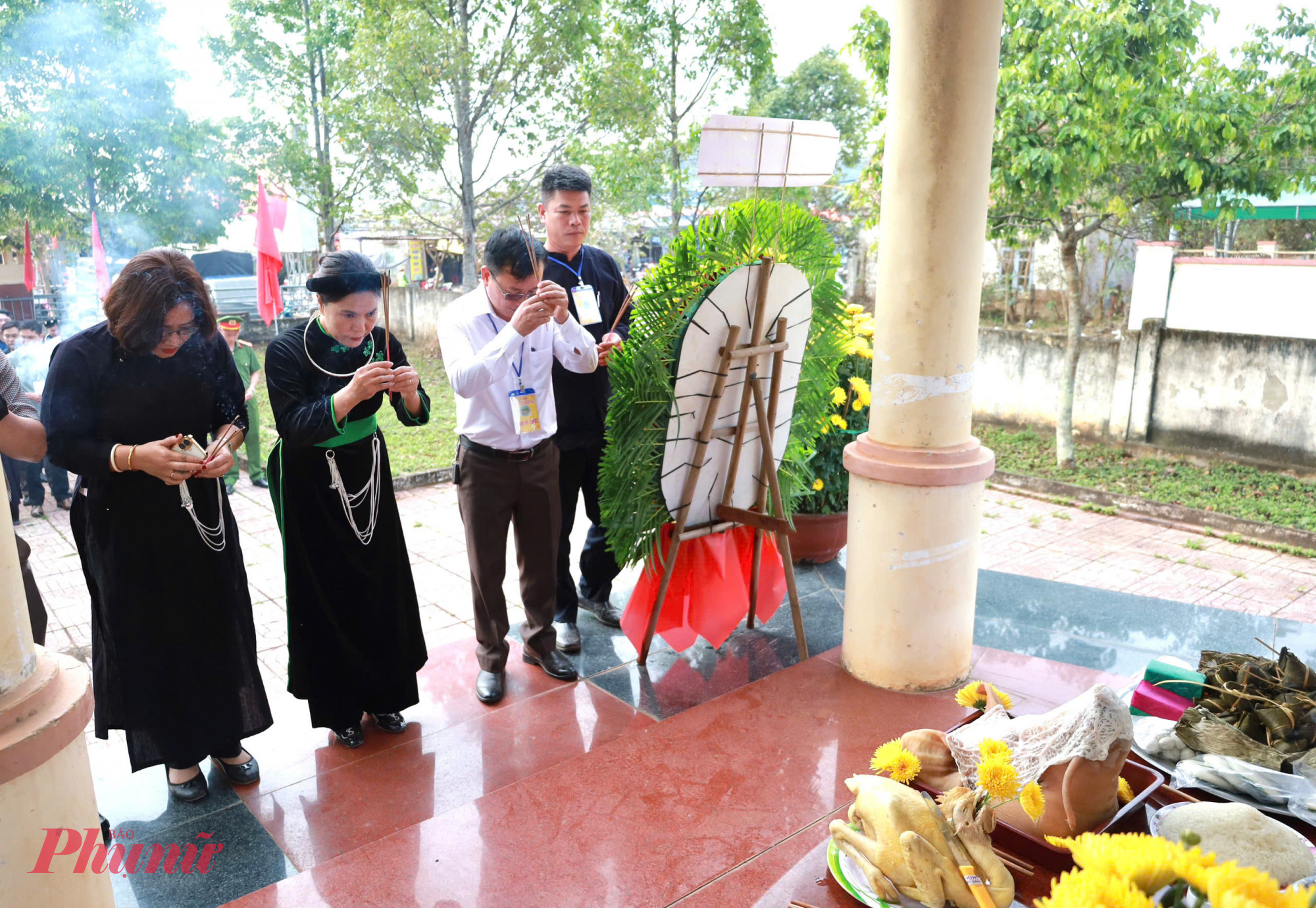 Ban tổ chức cũng trang trọng tổ chức nghi thức tri ân các Anh hùng liệt sĩ tại Nhà bia tưởng niệm xã, thể hiện đạo lý “uống nước nhớ nguồn”.