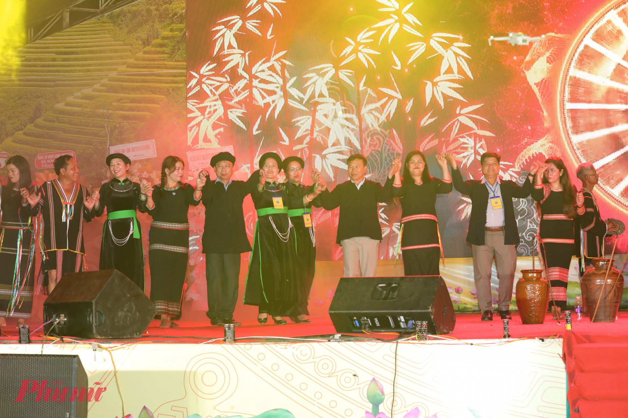 Cứ mỗi dịp xuân sang, Lễ hội văn hóa dân gian Việt Bắc lại được tổ chức như một nhịp cầu gắn kết cộng đồng, vun đắp tinh thần đoàn kết, tương thân tương ái trong khối đại đoàn kết dân tộc - ảnh: T.H.