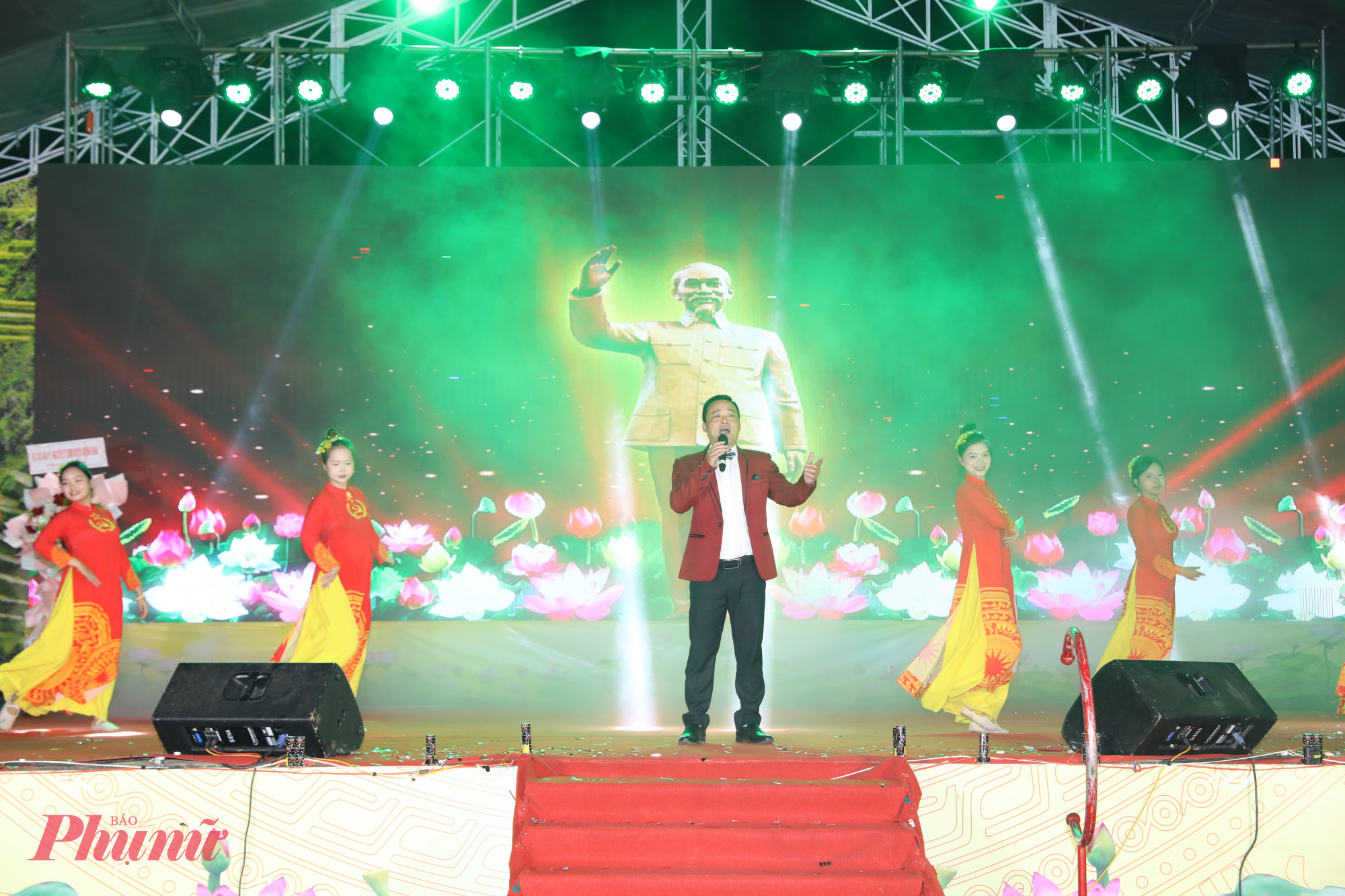 Những tiết mục ca múa nhạc mang đậm âm hưởng dân gian, hòa quyện cùng phong cách dàn dựng hiện đại đã tạo nên không gian nghệ thuật đa sắc màu, giàu cảm xúc, tôn vinh vẻ đẹp văn hóa trong dòng chảy hội nhập.