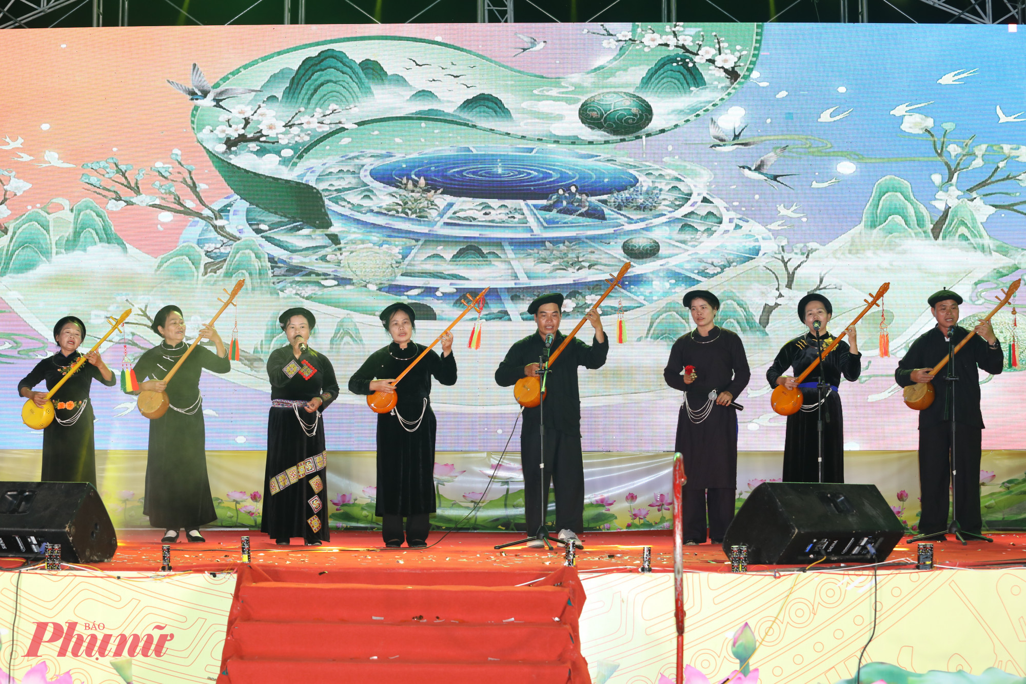 Đến với lễ hội, du khách còn được thưởng thức những làn điệu dân ca đặc trưng như hát then, hát sli, hát lượn… vang lên giữa không gian hội xuân, vừa mộc mạc, vừa sâu lắng. 