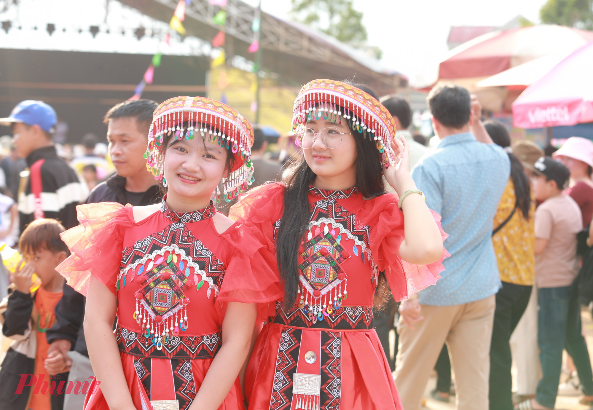Những cô gái xúng xính váy áo đi trẩy hội, tiếng nói cười rộn ràng - ảnh: T.H.