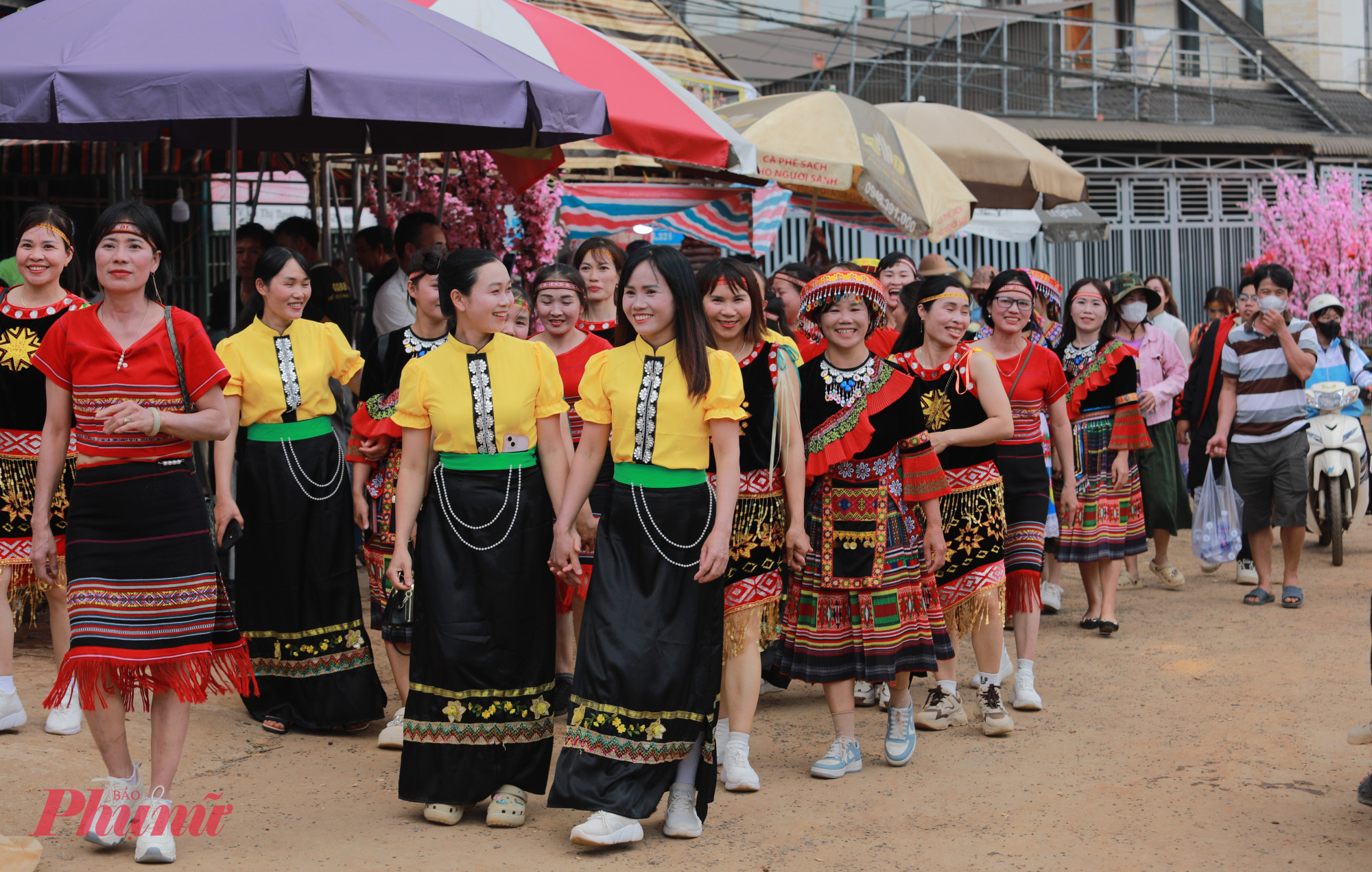 Trên các nẻo đường dẫn vào khu vực tổ chức lễ hội, sắc màu trang phục truyền thống rực rỡ như bừng sáng không gian xuân. 