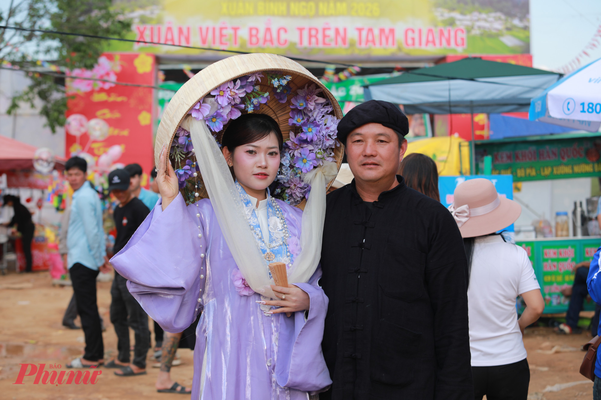 Nhiều người hào hứng lưu lại những bức hình kỷ niệm giữa không gian đậm đà bản sắc - ảnh: T.H.