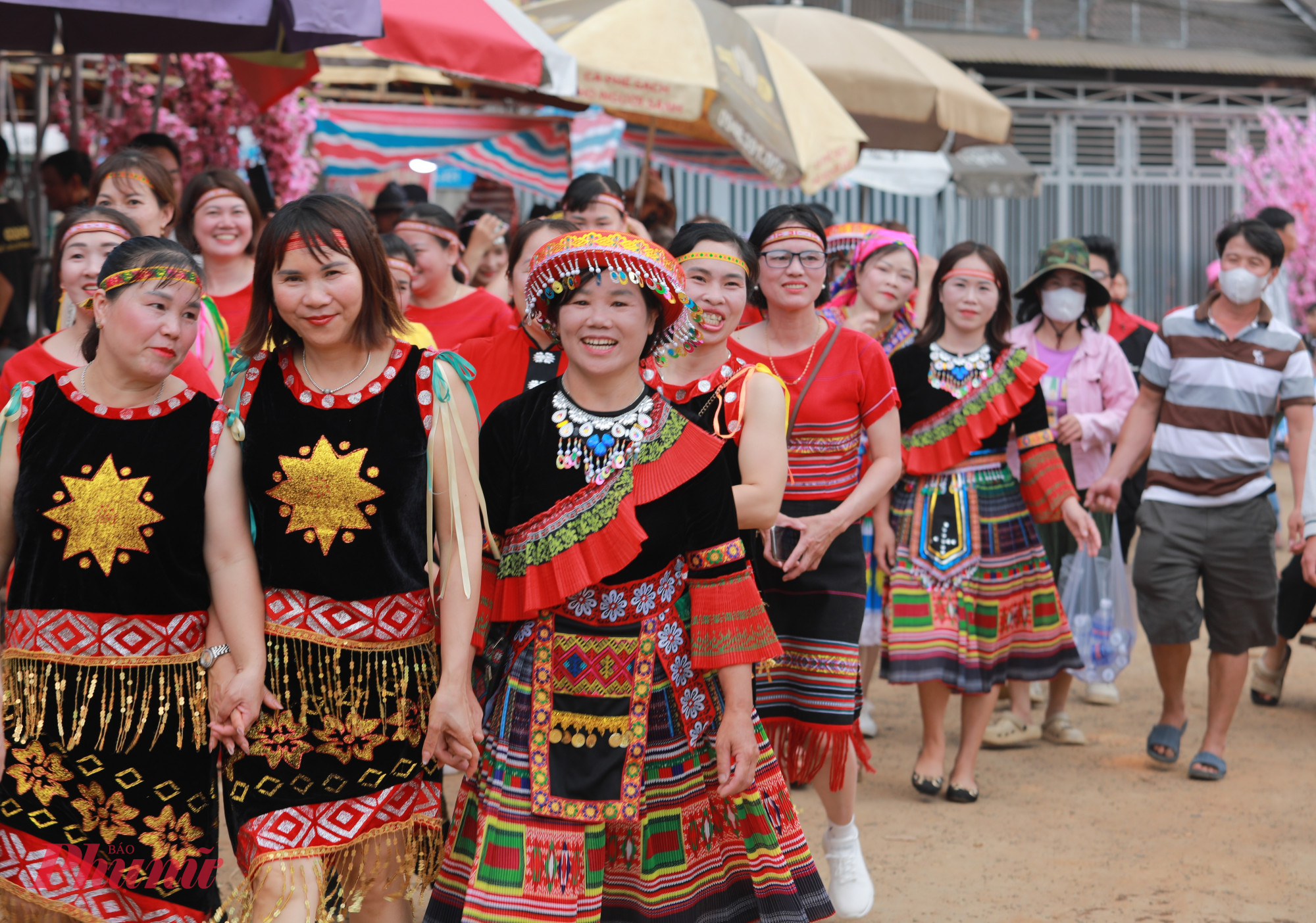 Ngay từ ngày đầu diễn ra, đông đảo người dân và du khách thập phương đã tìm về Tam Giang để hòa mình vào không khí rộn ràng của ngày hội - ảnh: T.H.