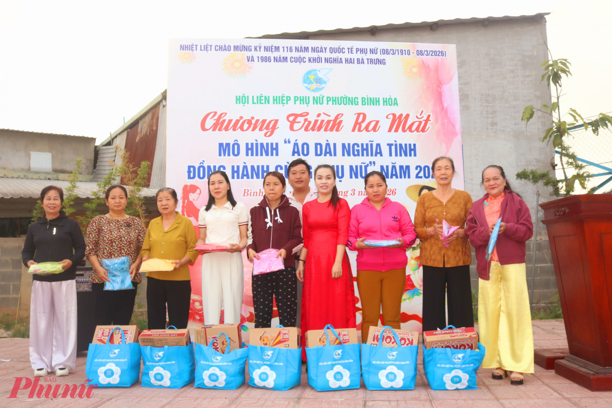 Hội tặng áo dài và thực phẩm cho các chị em hội viên, phụ nữ có hoàn cảnh khó khăn - Ảnh: Mẫn Nhi