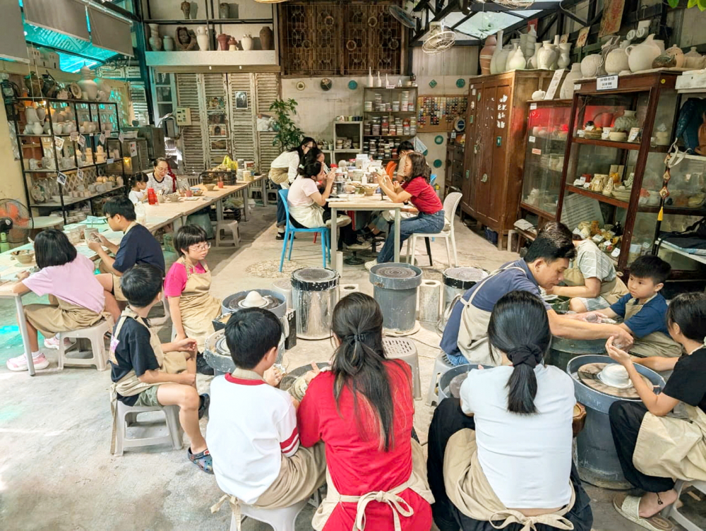 Anh Quốc Anh cùng gia đình tham gia một buổi làm gốm vào cuối tuần - Ảnh do nhân vật cung cấp