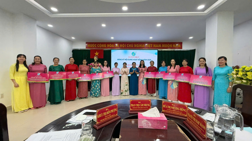 đại diện 10 cụm chi hội phụ nữ và Chi hội phụ nữ Công an xã cũng đăng ký nhiều nội dung thi đua thiết thực trong năm 2026
