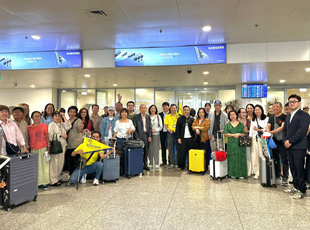 Đoàn khách của Vietravel kẹt ở Trung Đông đã hạ cánh an toàn tại Nội Bài. Ảnh: M.Q