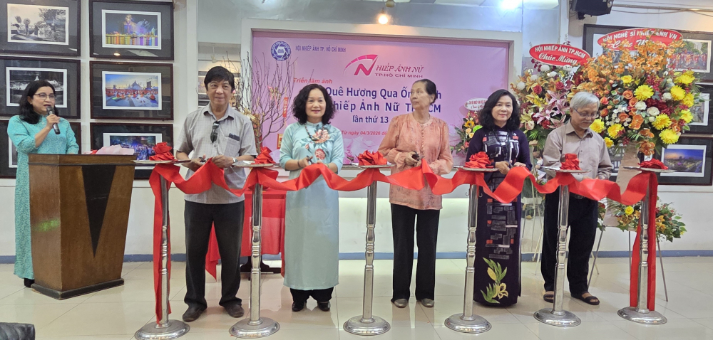 Các đại biểu cắt băng khai mạc triển lãm vào chiều 4/3.