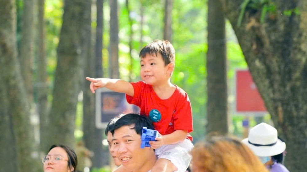 Khoảnh khắc bé Hột Mè đồng hành cùng cha trong hoạt động bảo tồn cây rừng được mẹ Hoàng Anh ghi lại 