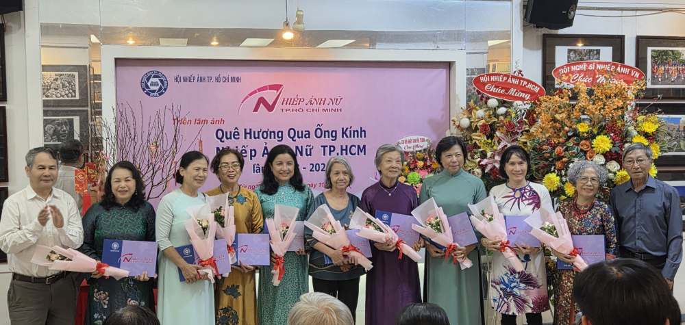 Tặng hoa cho các nữ tác giả tham gia triển lãm.