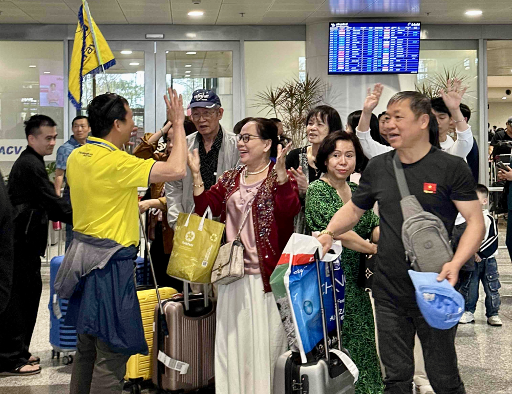 Đoàn khách Việt vui mừng, nhẹ nhõm khi đáp Việt Nam an toàn. Ảnh: M.Q