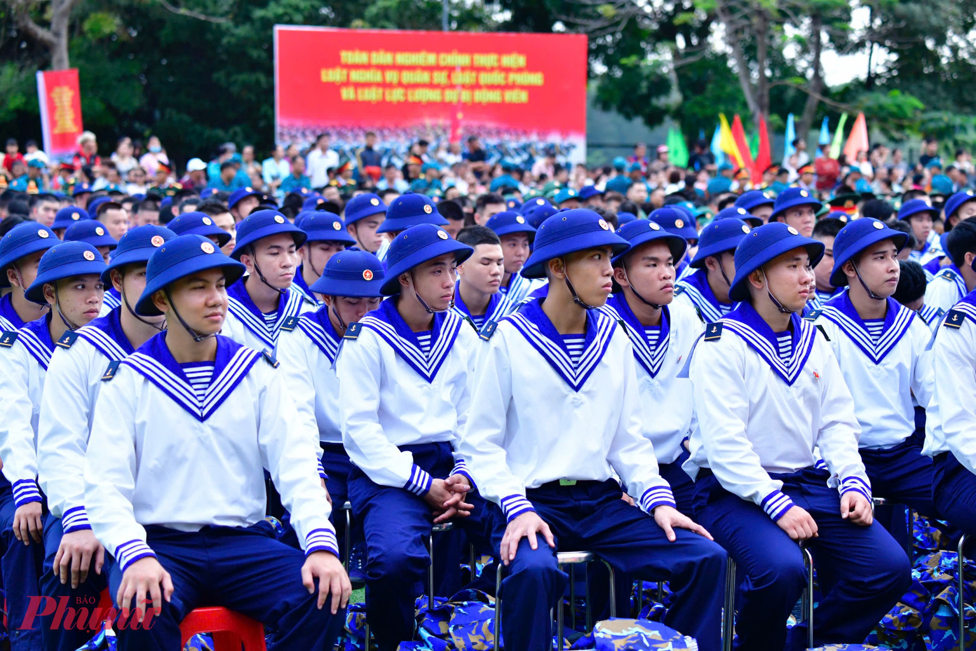 Niềm tự hào và xúc động hòa trong ánh mắt các chiến sĩ trẻ ngày nhập ngũ