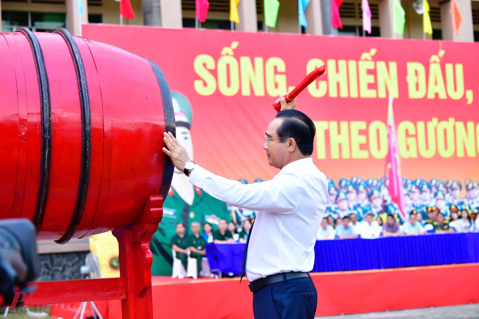 Chủ tịch UBND TP.HCM Nguyễn Văn Được, Chủ tịch Hội đồng Nghĩa vụ quân sự TPHCM, thực hiện nghi thức đánh trống khai hội giao quân.