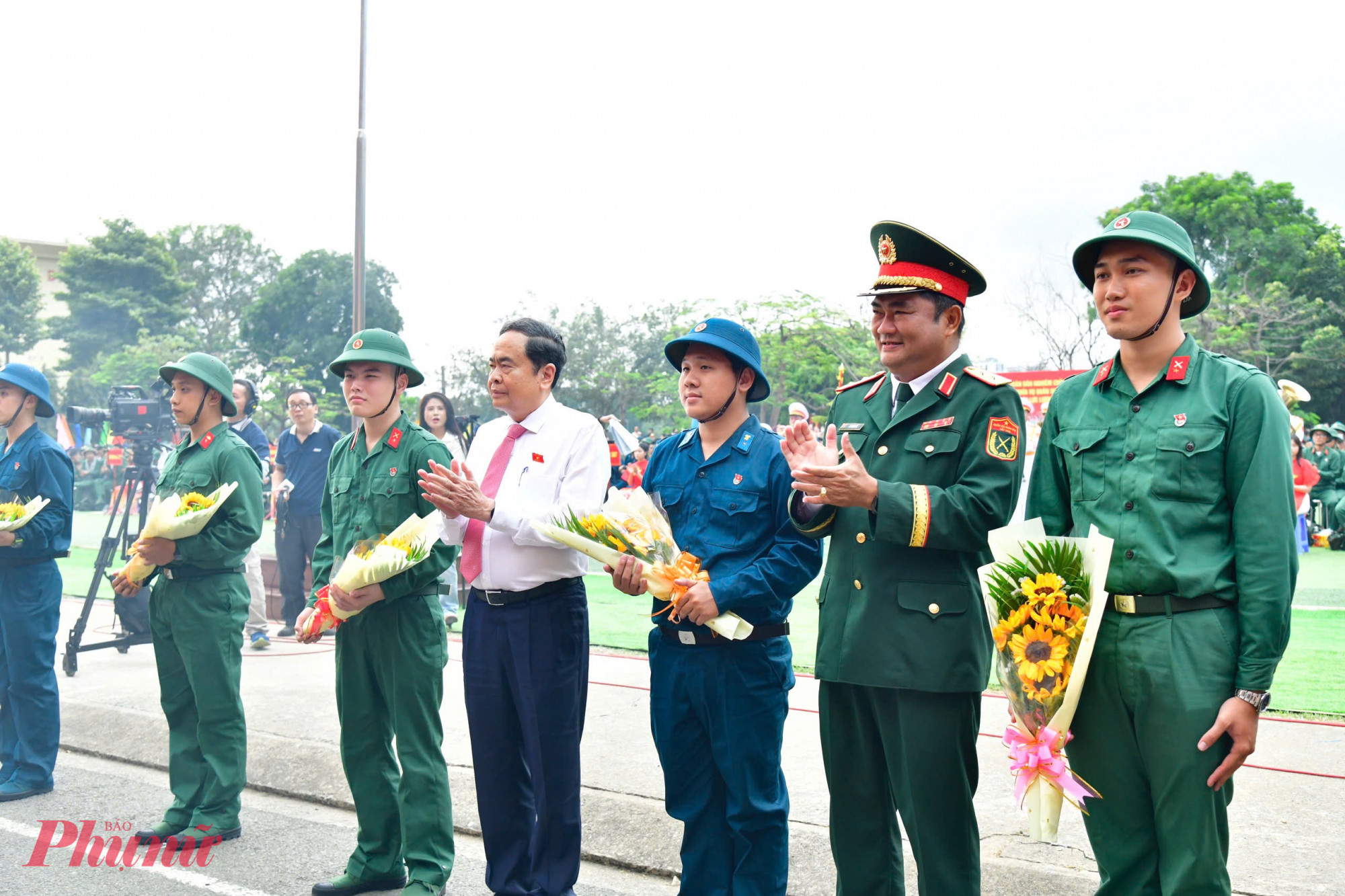 Chủ tịch Quốc hội Trần Thanh Mẫn động viên các thanh niên thanh niên trước giờ nhập ngũ