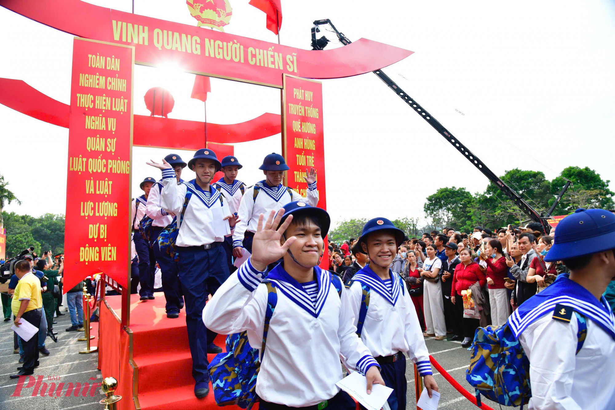 Những bước chân tự tin qua “cầu vinh quang”, đánh dấu hành trình rèn luyện mới của tuổi trẻ thành phố