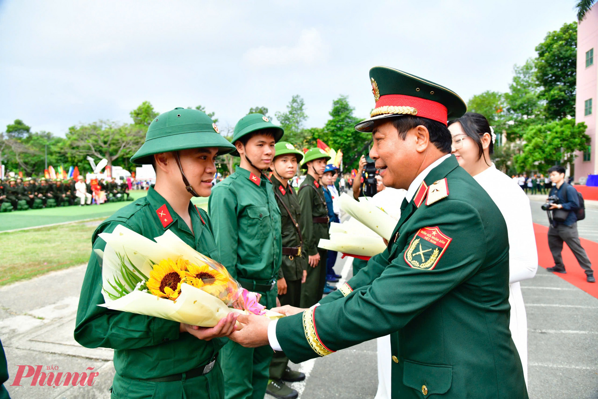 Lãnh đạo Bộ tư lệnh TPHCM động viên thanh niên trước giờ nhâp ngũ