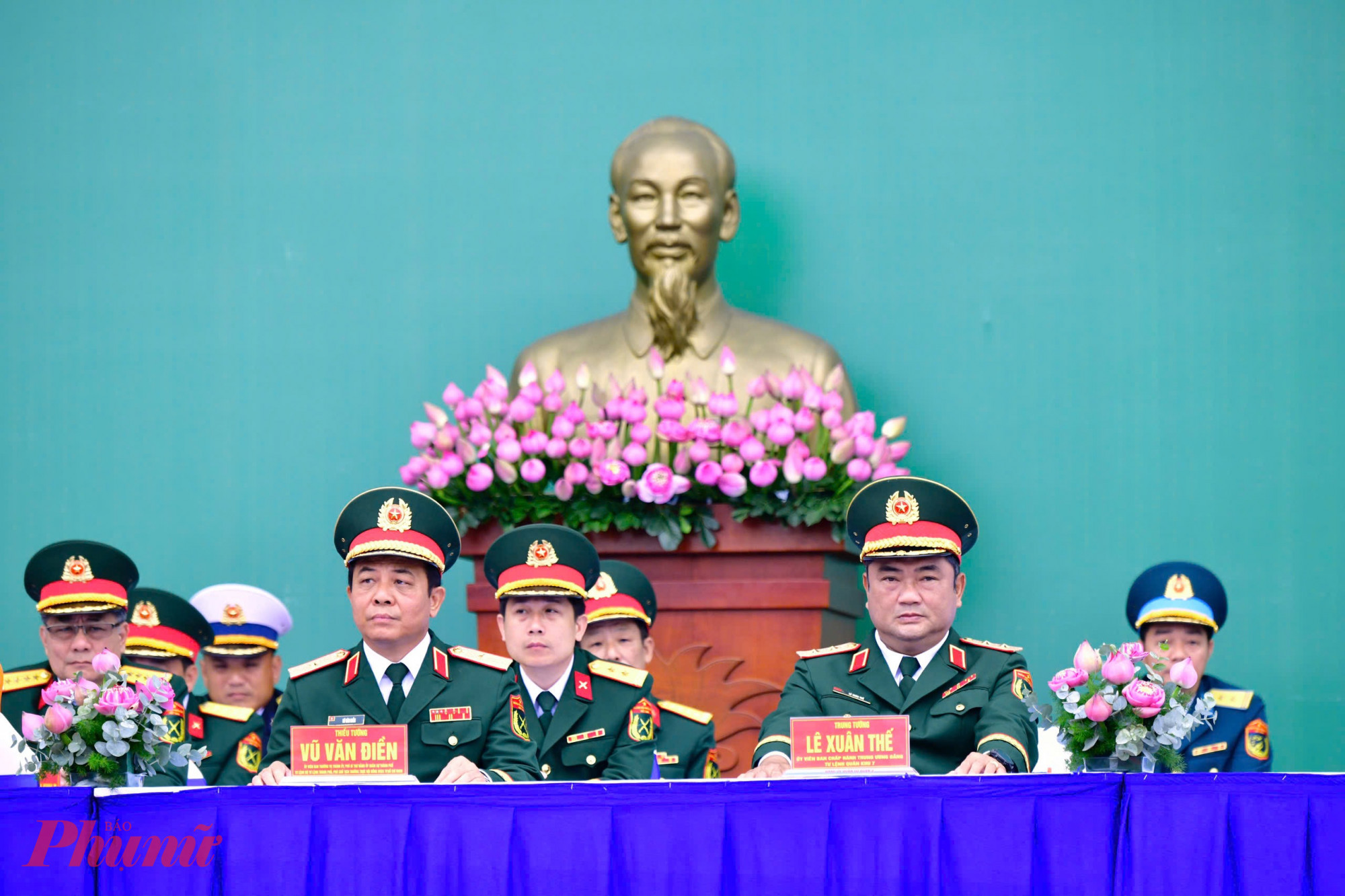 Trung tướng Lê Xuân Thế - Tư lệnh Quân khu 7 và Thiếu tướng Vũ Văn Điền - Tư lệnh Bộ Tư lệnh TPHCM tham dự lễ giao nhận quân năm 2026, tiễn 2.534 thanh niên đầu tiên sau sáp nhập lên đường nhập ngũ