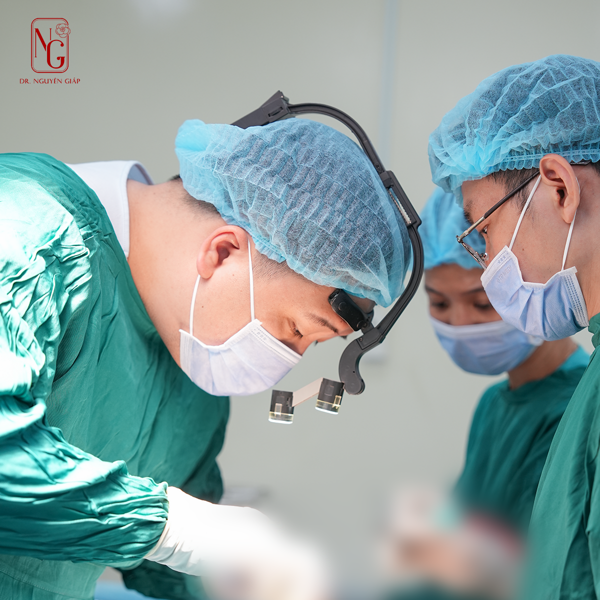 Một ca phẫu thuật xử lý biến chứng và bóc tách vật liệu cũ do bác sĩ Nguyên Giáp và cộng sự thực hiện - Ảnh: nhân vật cung cấp