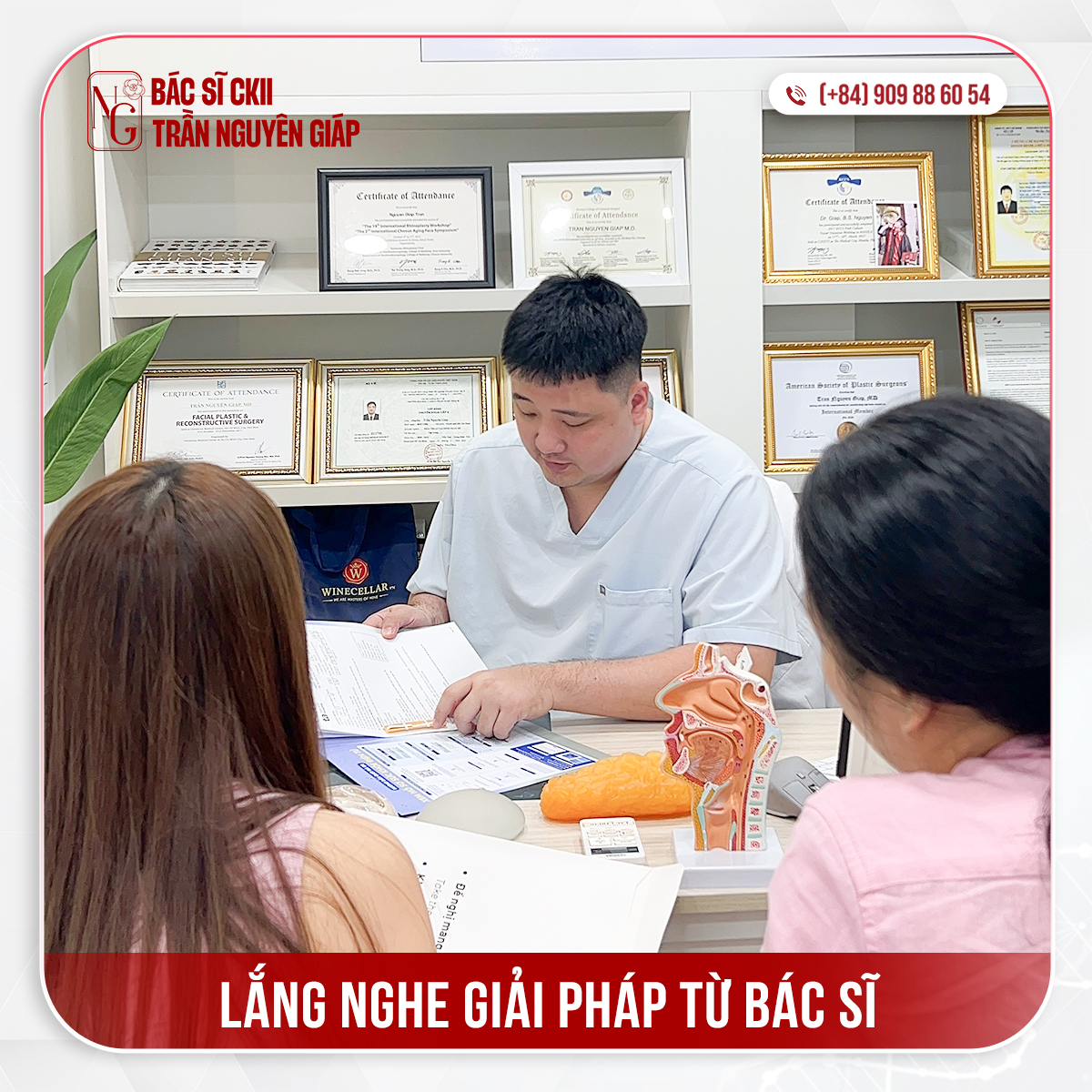 Bác sĩ Nguyên Giáp trực tiếp thăm khám và đánh giá tầng cấu trúc mô cho bệnh nhân - Ảnh: nhân vật cung cấp