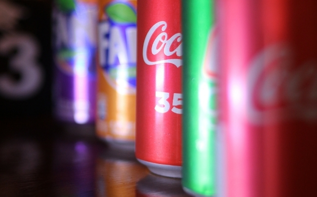 Đồ uống có đường có thể chiếm tới 20% lượng năng lượng tiêu thụ hàng ngày ở thanh thiếu niên - Ảnh: Gustavo Santana/Pexels/Canva