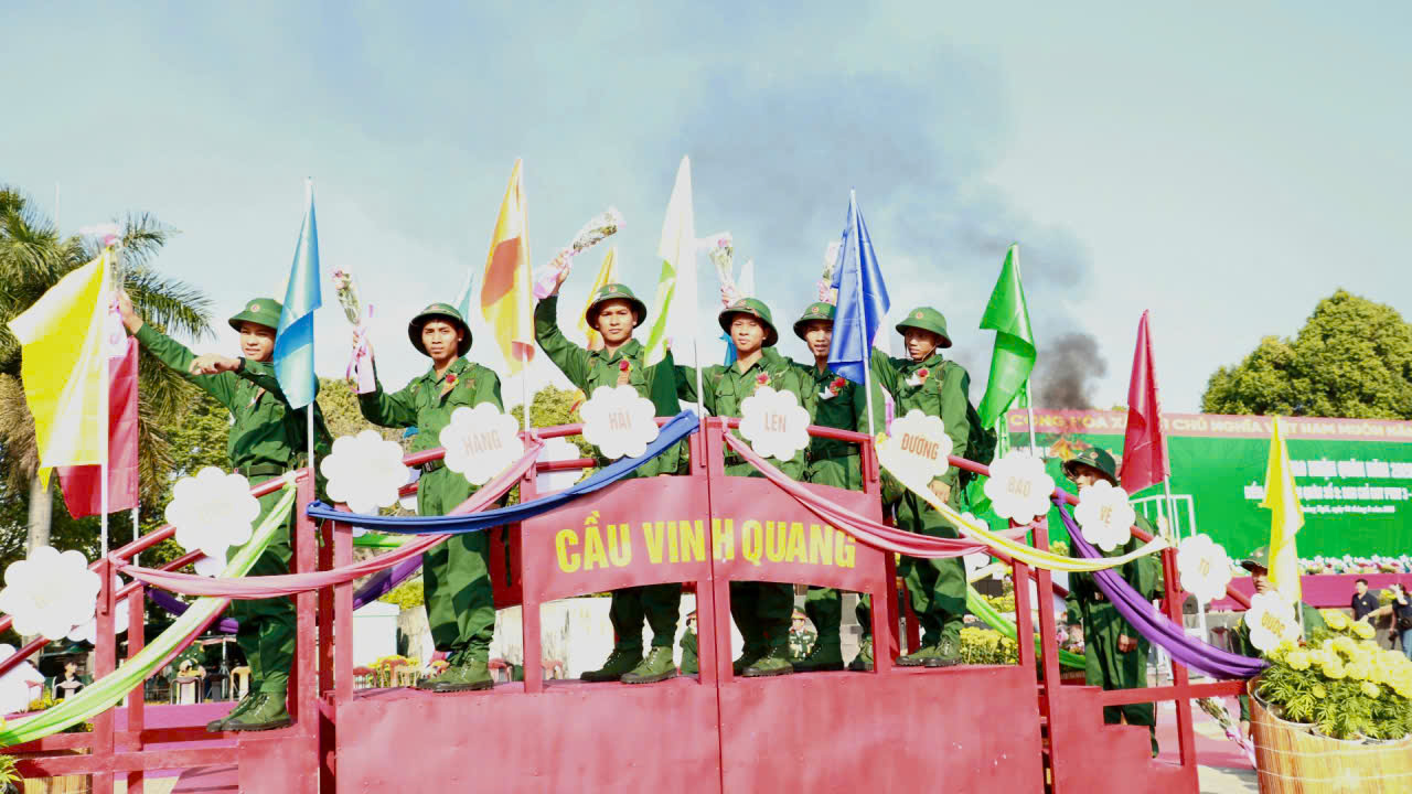 Thanh niên Quảng Ngãi hăng hái lên đường nhập ngũ.
