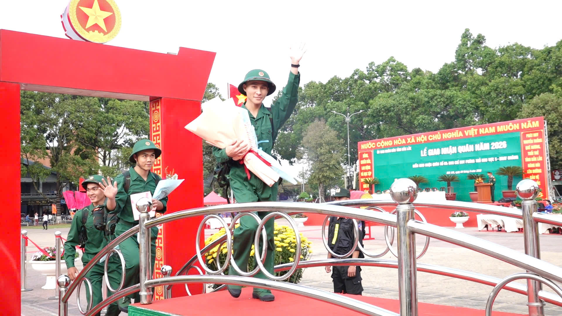 Thanh niên Đắk Lắk lên đường nhập ngũ_Ảnh: Trần Tuấn.