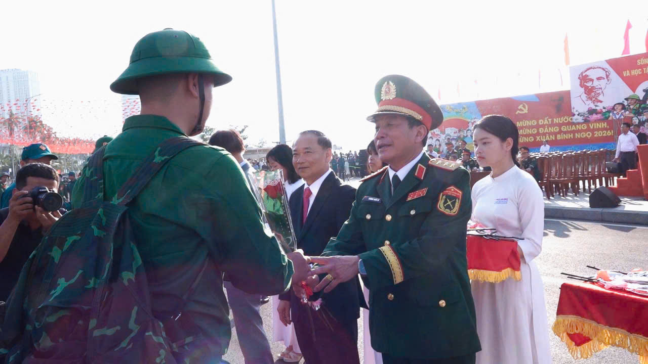 Thượng tướng Trương Thiên Tô, Ủy viên Trung ương Đảng, Phó Chủ nhiệm Tổng cục Chính trị động viên thanh niên lên đường nhập ngũ tại Quảng trường Chiến Thắng, Gia Lai_Ảnh: Lê Phúc.