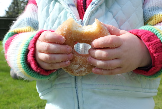 Phần lớn các chính phủ - bao gồm nhiều chính phủ ở châu Âu - đang cho phép ngành công nghiệp thực phẩm nhắm mục tiêu vào trẻ em mà không bị hạn chế. Ảnh: Jo Fairey / Alamy