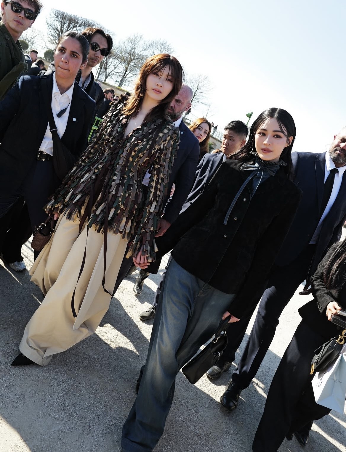 Bộ đôi diễn viên Thái Lan Orm Kornnaphat và Lingling Kwong xuất hiện với phong cách đối lập nhưng hài hòa, tạo nên tổng thể cuốn hút. Orm Kornnaphat chọn áo khoác dáng rộng với chi tiết tua rua, layering cầu kỳ, kết hợp quần ống suông màu sáng cá tính. Còn Lingling Kwong lại theo đuổi phong cách tối giản, thanh lịch khi diện áo khoác đen cổ nơ, phom dáng gọn gàng, phối cùng quần jeans xanh đậm, tạo cảm giác cổ điển.