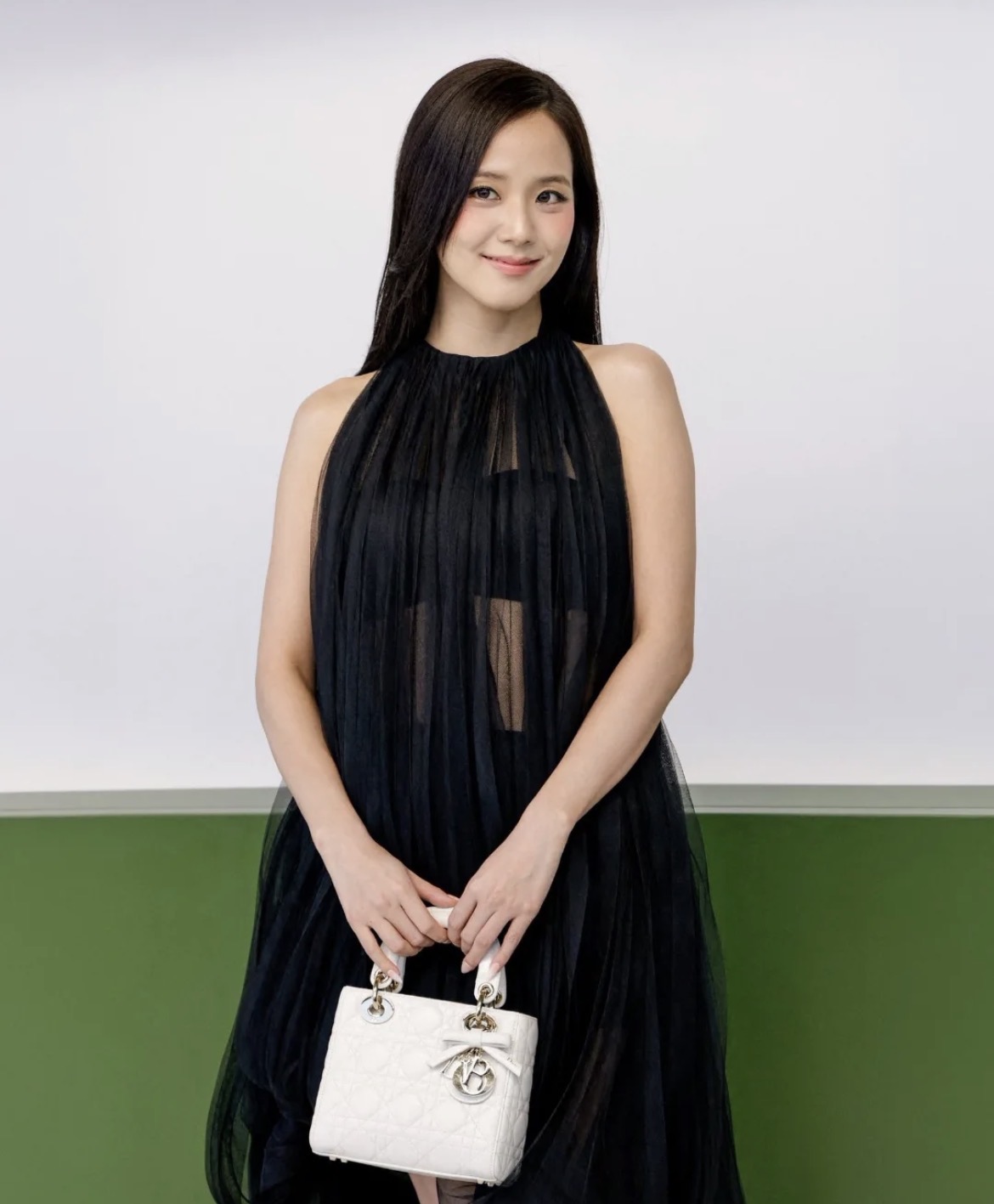 Jisoo ưu tiên phong cách trang điểm trong trẻo, tôn đường nét tự nhiên đúng tinh thần haute couture của Dior. Lớp nền mỏng mịn, căng bóng vừa phải giúp làn da trông sáng khỏe, phần mắt được xử lý tinh tế với tông nâu trầm nhẹ, kẻ eyeliner mảnh sát mí để tạo chiều sâu nhưng không quá sắc, kết hợp hàng mi cong tự nhiên. Má hồng phủ nhẹ gam hồng nude, mang lại cảm giác mềm mại và nữ tính. 