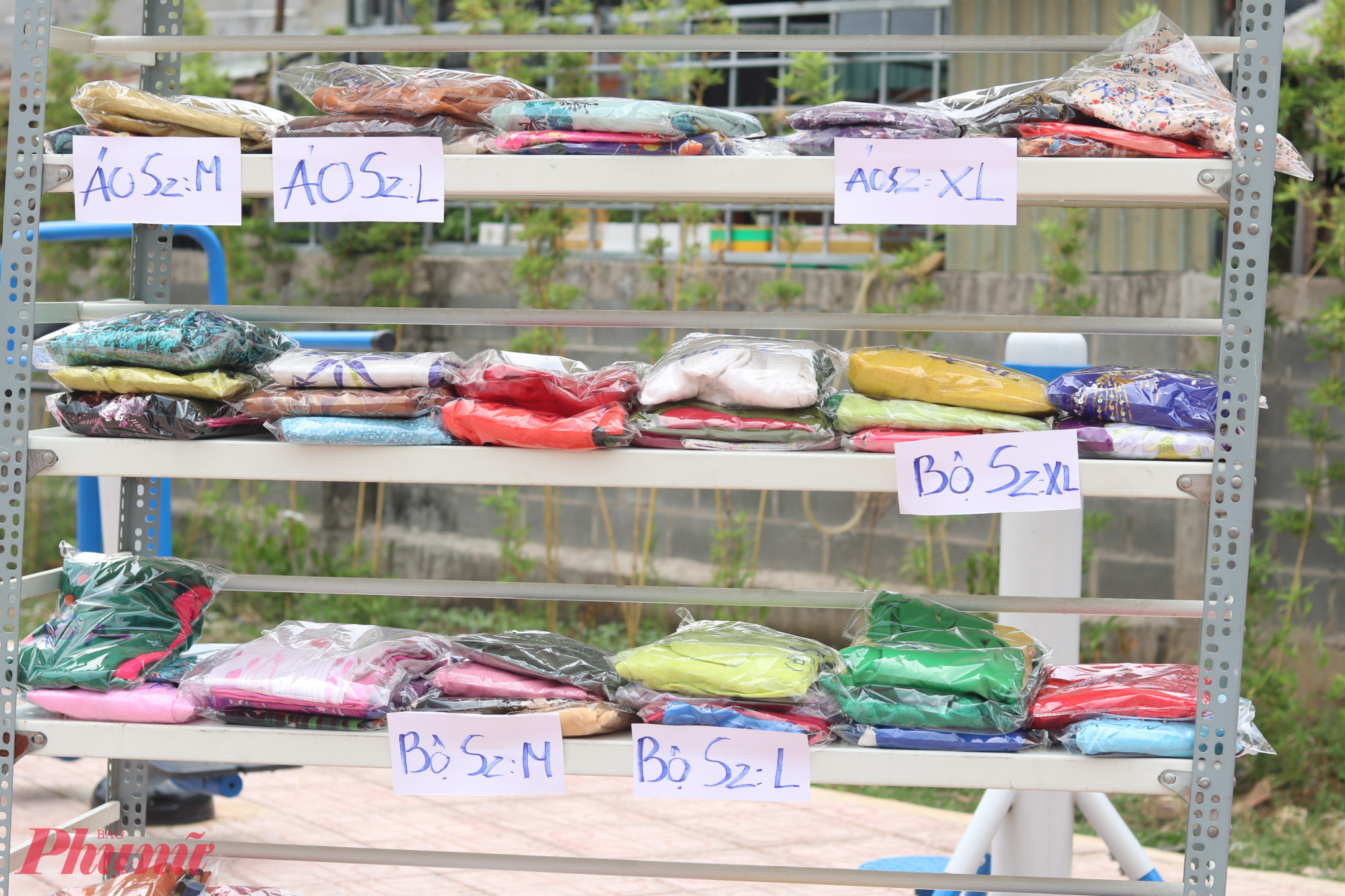 Trong lễ ra mắt mô hình, Hội LHPN phường Bình Hòa đặt tủ “Áo dài nghĩa tình” tại công viên Bình Đáng. Mỗi bộ áo dài đều kèm theo thông tin về kích cỡ để giúp chị em dễ dàng lựa chọn - Ảnh: Mẫn Nhi