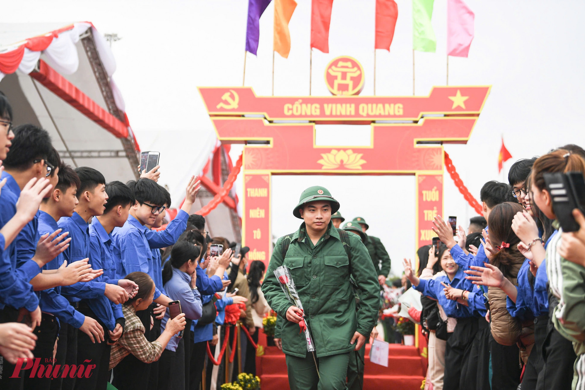 Các tân binh bước qua cổng vinh quang trong tiếng vỗ tay động viên, chính thức khởi đầu chặng đường rèn luyện và cống hiến trong môi trường quân ngũ.