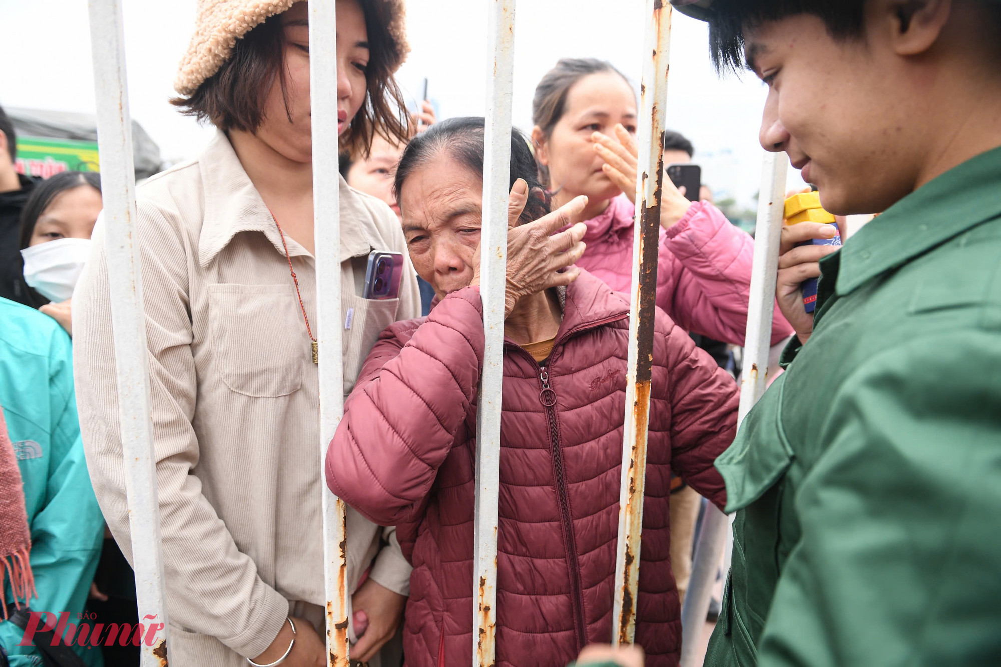 Nhiều bậc phụ huynh dặn dò con giữ gìn sức khỏe, chấp hành nghiêm kỷ luật, nỗ lực rèn luyện để trưởng thành trong môi trường quân đội.