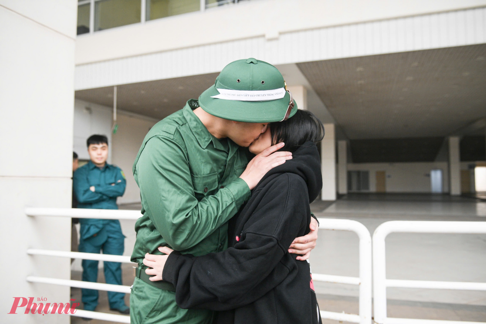 Những cái ôm chặt, nụ hôn tiếp thêm tinh thần cho các chiến sĩ mới trước giờ lên xe.