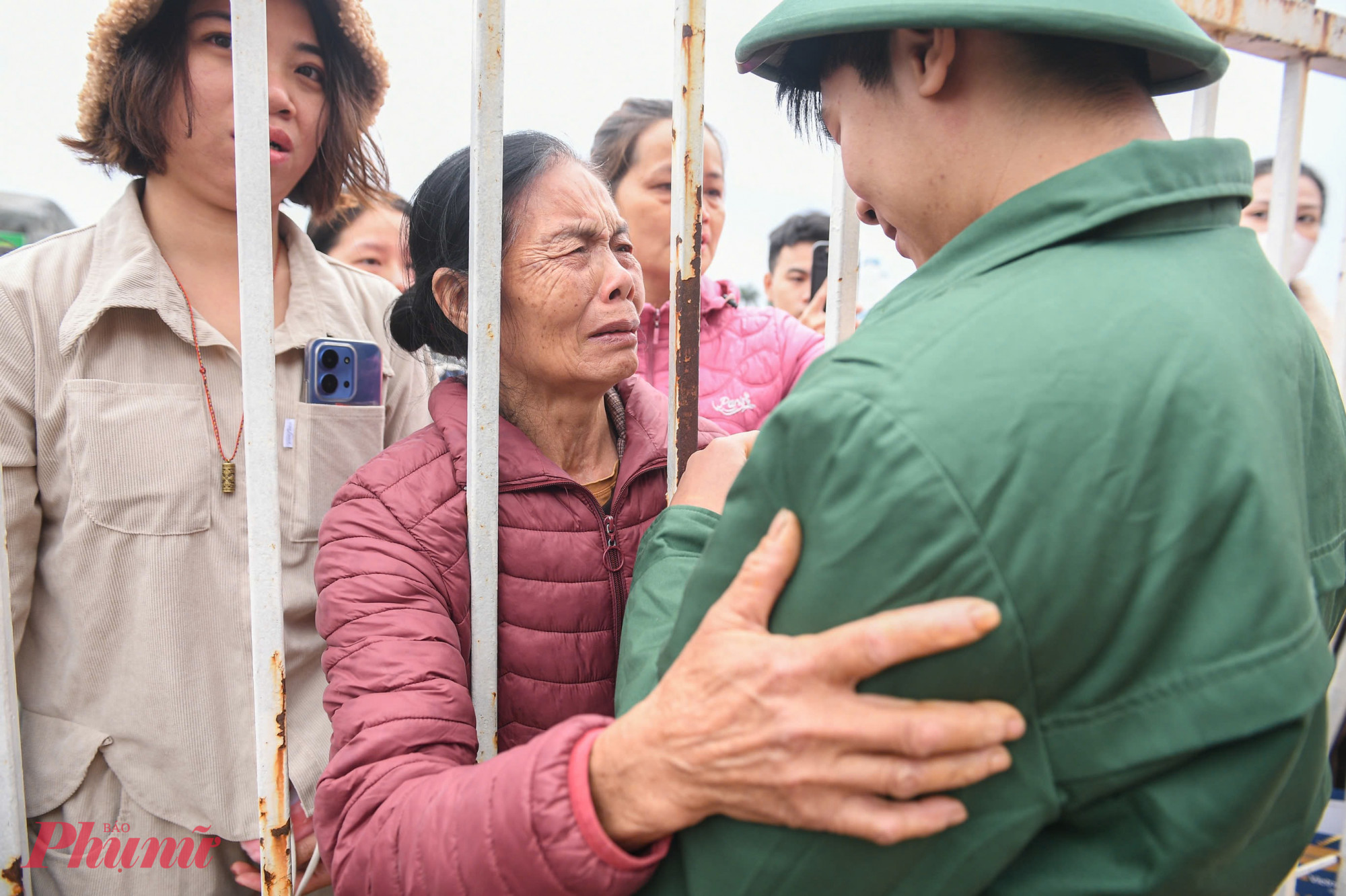 Những cái ôm vội, những lời dặn dò giản dị nhưng thể hiện rõ niềm tin và kỳ vọng.