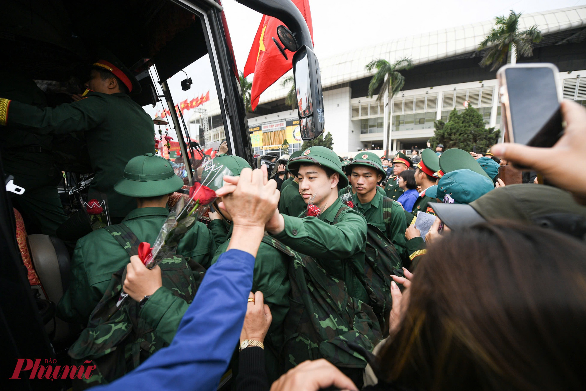 Năm nay, các địa phương trên địa bàn thành phố đã hoàn thành công tác tuyển chọn, gọi công dân nhập ngũ đúng quy định, bảo đảm chất lượng chính trị, sức khỏe và trình độ văn hóa. Nhiều thanh niên viết đơn tình nguyện, thể hiện rõ quyết tâm rèn luyện, trưởng thành trong môi trường quân đội.