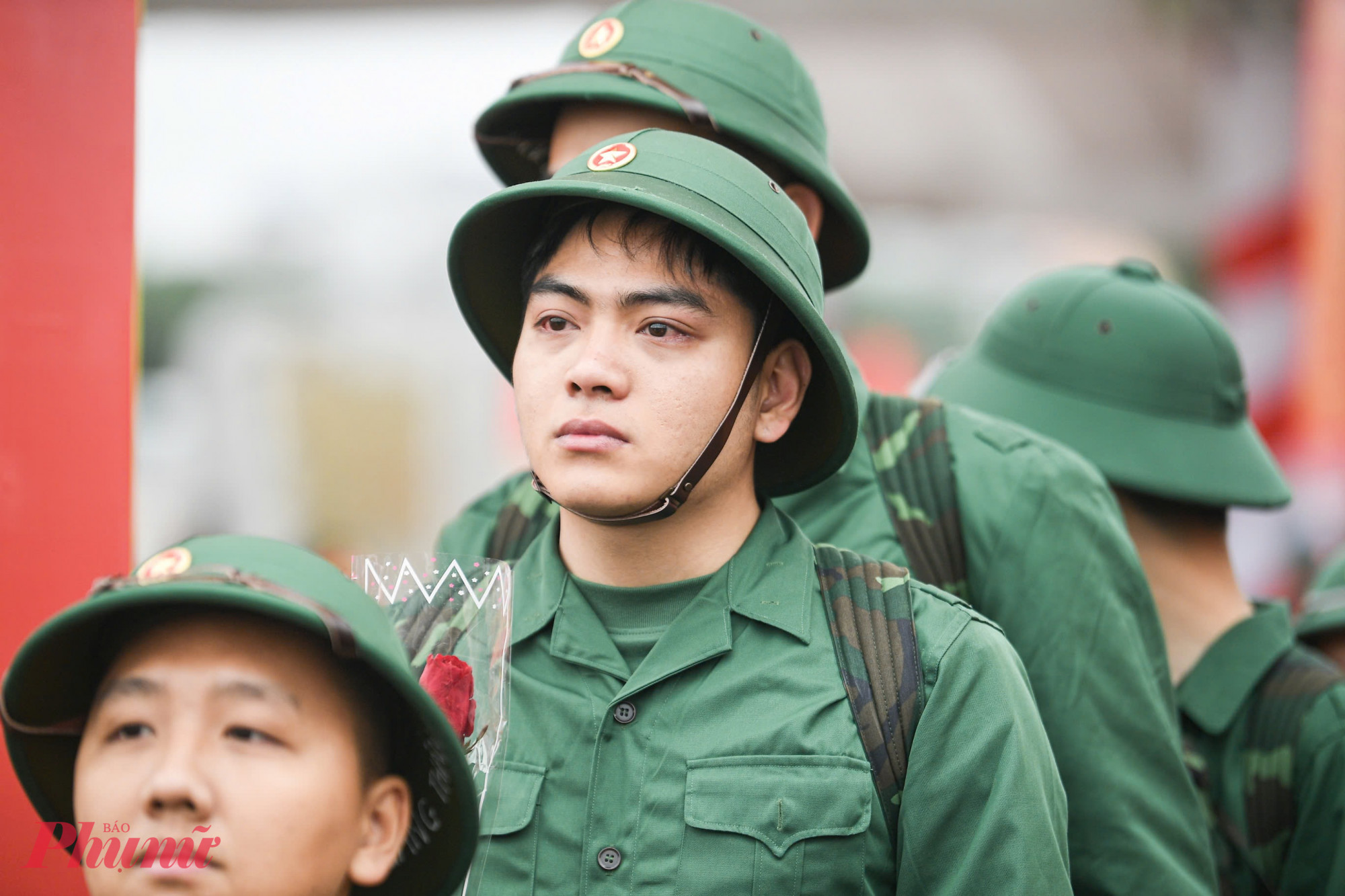 Buổi lễ diễn ra theo đúng nghi thức với chào cờ, công bố quyết định giao chỉ tiêu, phát biểu động viên thanh niên thực hiện nghĩa vụ quân sự và nghĩa vụ Công an nhân dân. 