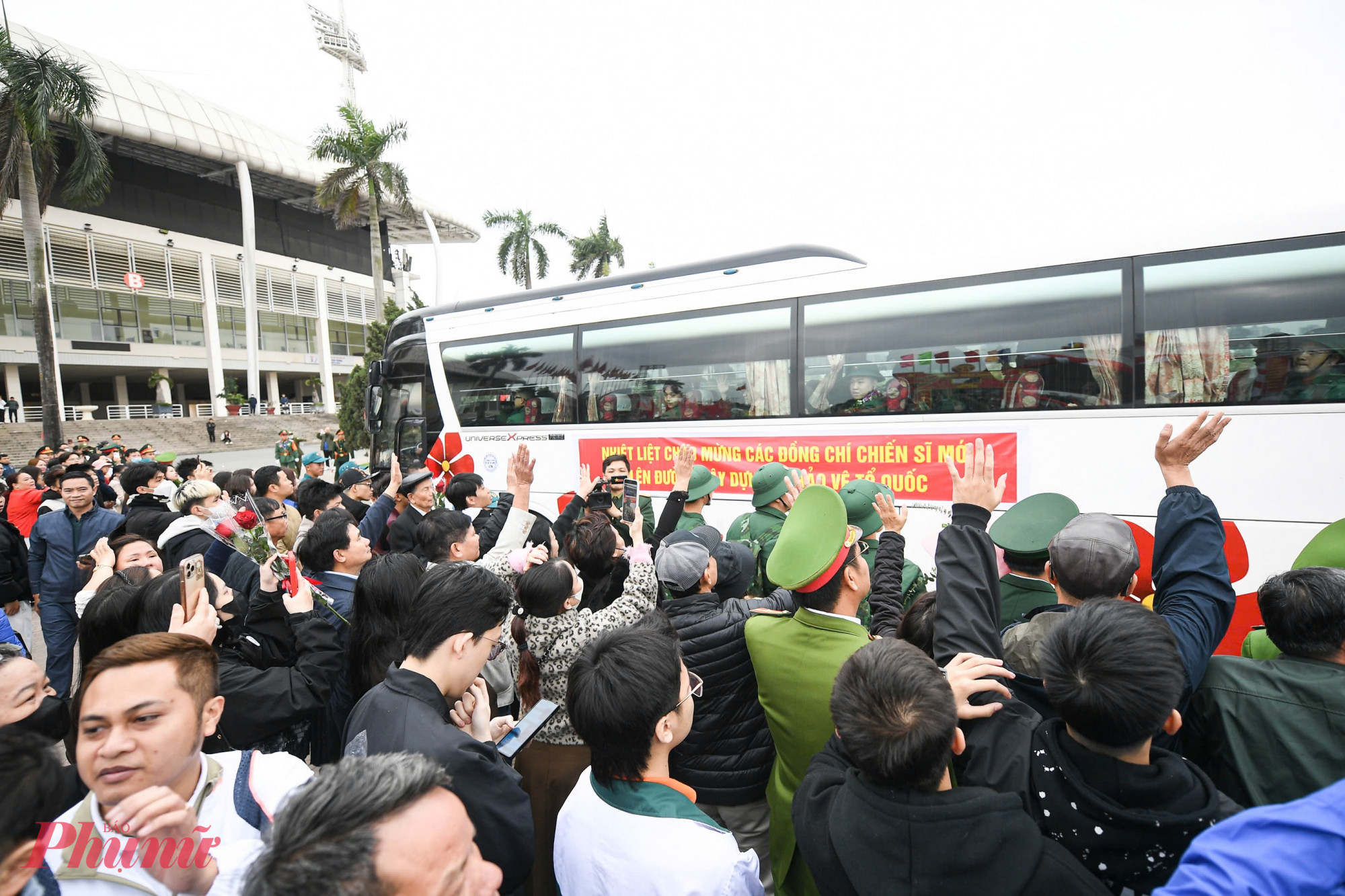 Những chuyến xe chở thanh niên lên đường nhập ngũ lần lượt lăn bánh, người thân và người dân đứng hai bên đường vẫy tay tiễn, gửi gắm niềm tin và niềm tự hào vào thế hệ trẻ.