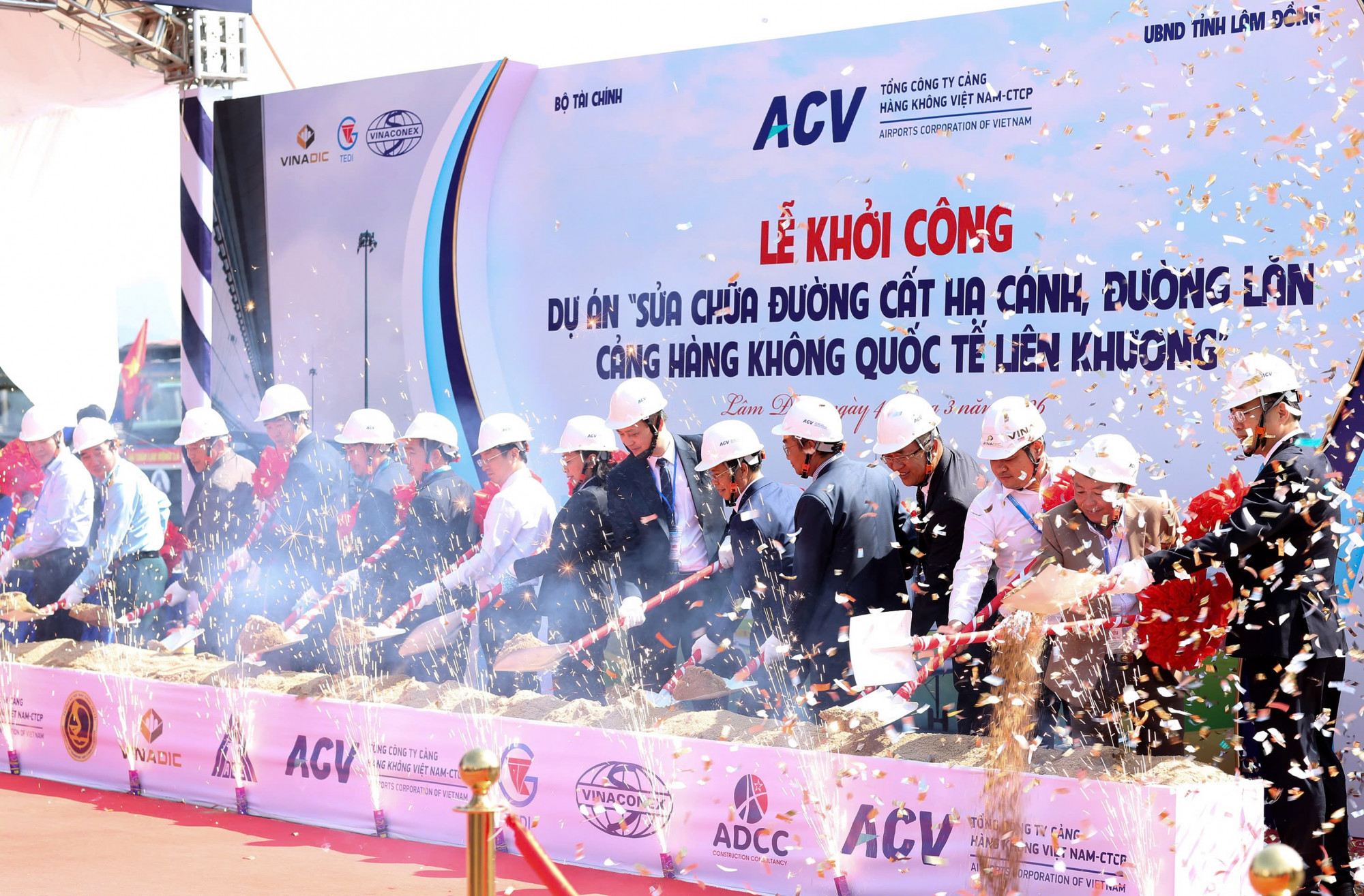 Lễ khởi công Dự án sửa chữa đường cất hạ cánh, đường lăn Cảng hàng không quốc tế Liên Khương - ảnh: P.L.