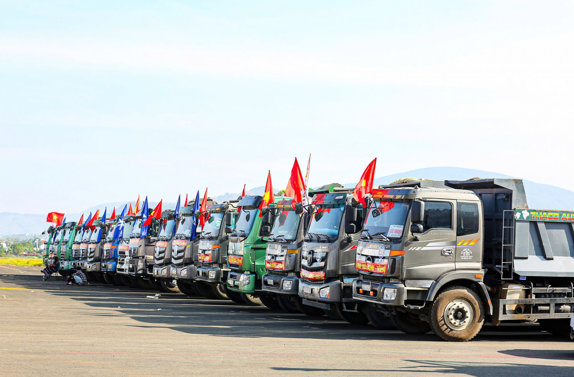 Các phương tiện, máy móc, thiết bị đã sẵn sàng cho việc thi công - ảnh: P.L.