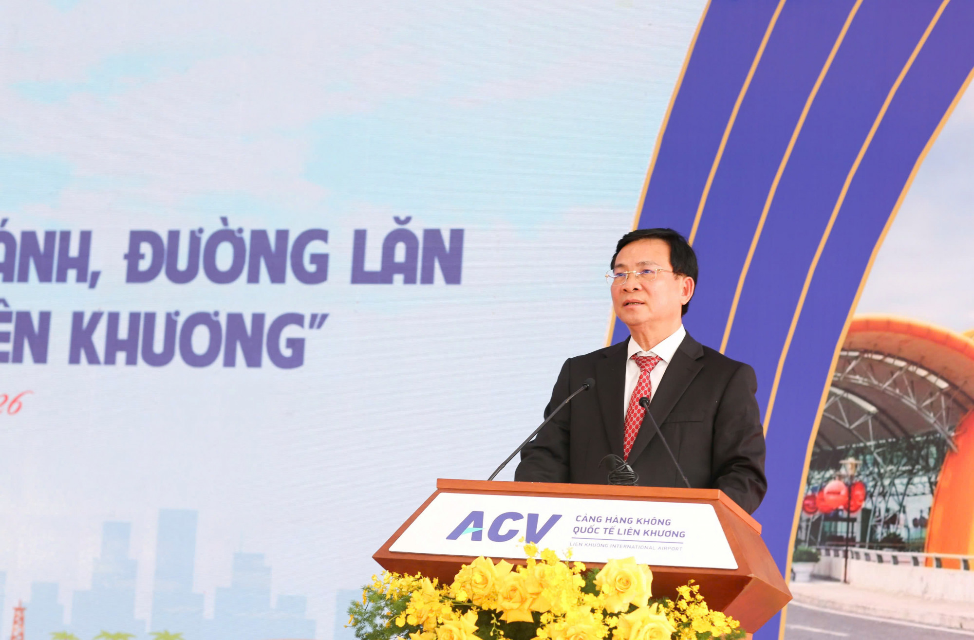 Chủ tịch UBND tỉnh Lâm Đồng Hồ Văn Mười phát biểu tại lễ khởi công - ảnh: P.L.