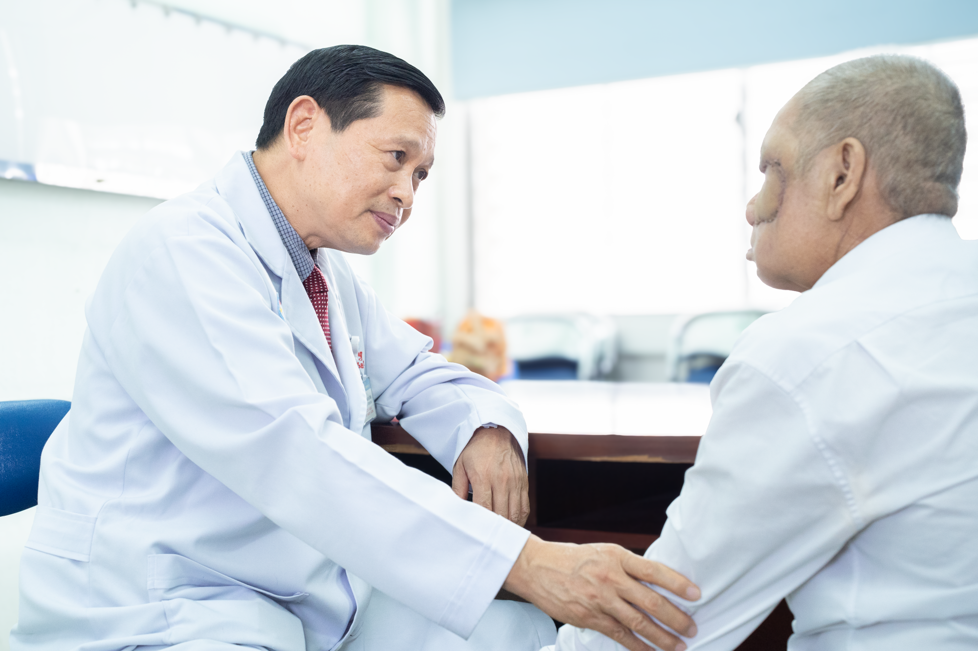 Bác sĩ Dũng tái khám cho bệnh nhân, ảnh BVCC