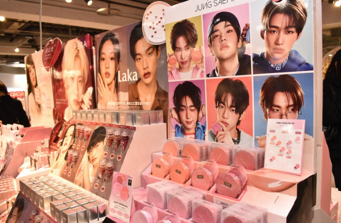 Các sản phẩm mỹ phẩm Hàn Quốc có sự xuất hiện của người mẫu nam trong các chiến dịch quảng cáo được trưng bày tại cửa hàng Loft ở quận Shibuya, Tokyo, ngày 4 tháng 2 năm 2026. (Mainichi/Yuko Shimada)